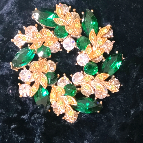 Dresses & Skirts - ❤️Brand new dress perfect for Christmas it have a beautiful broch